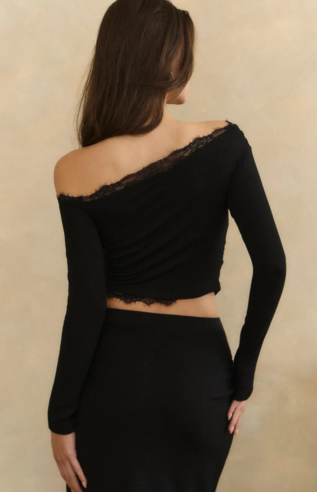 Lace Asymmetrical Sueded Bra Top<br/>蕾絲斜肩磨毛長袖Bra Top