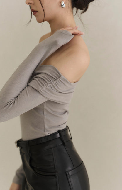 Draped Off-Shoulder Side-Ruched Sueded Bra Top<br/>平口翻領側抓皺磨毛長袖Bra Top