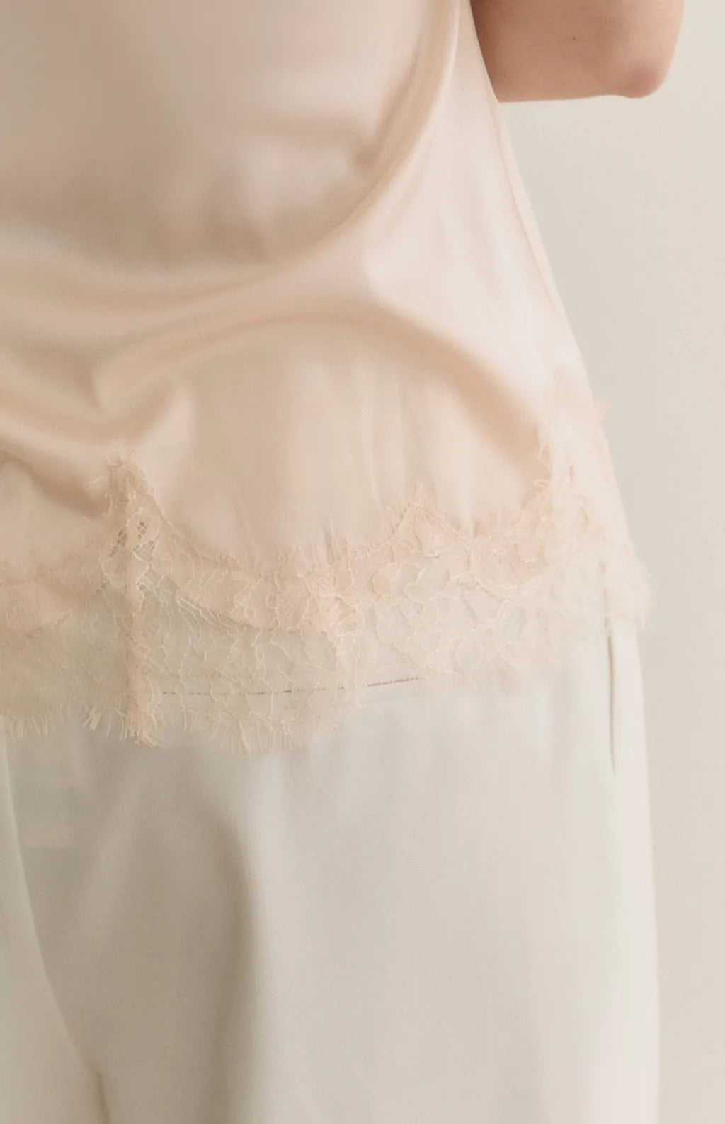 Satin Lace Trim Strapless Bra Top<br/>緞面蕾絲鑲邊平口Bra Top