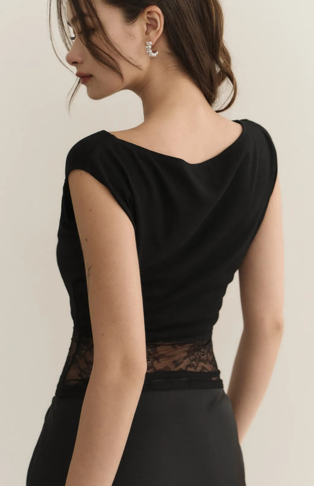 Asymmetric Lace Panel Bra Top<br/>斜領露肩拼接蕾絲Bra Top