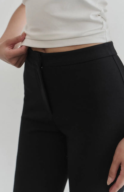 High-Waist Stretch Side-Slit Capri Shorts<br/>高腰彈力修身開岔Capri褲