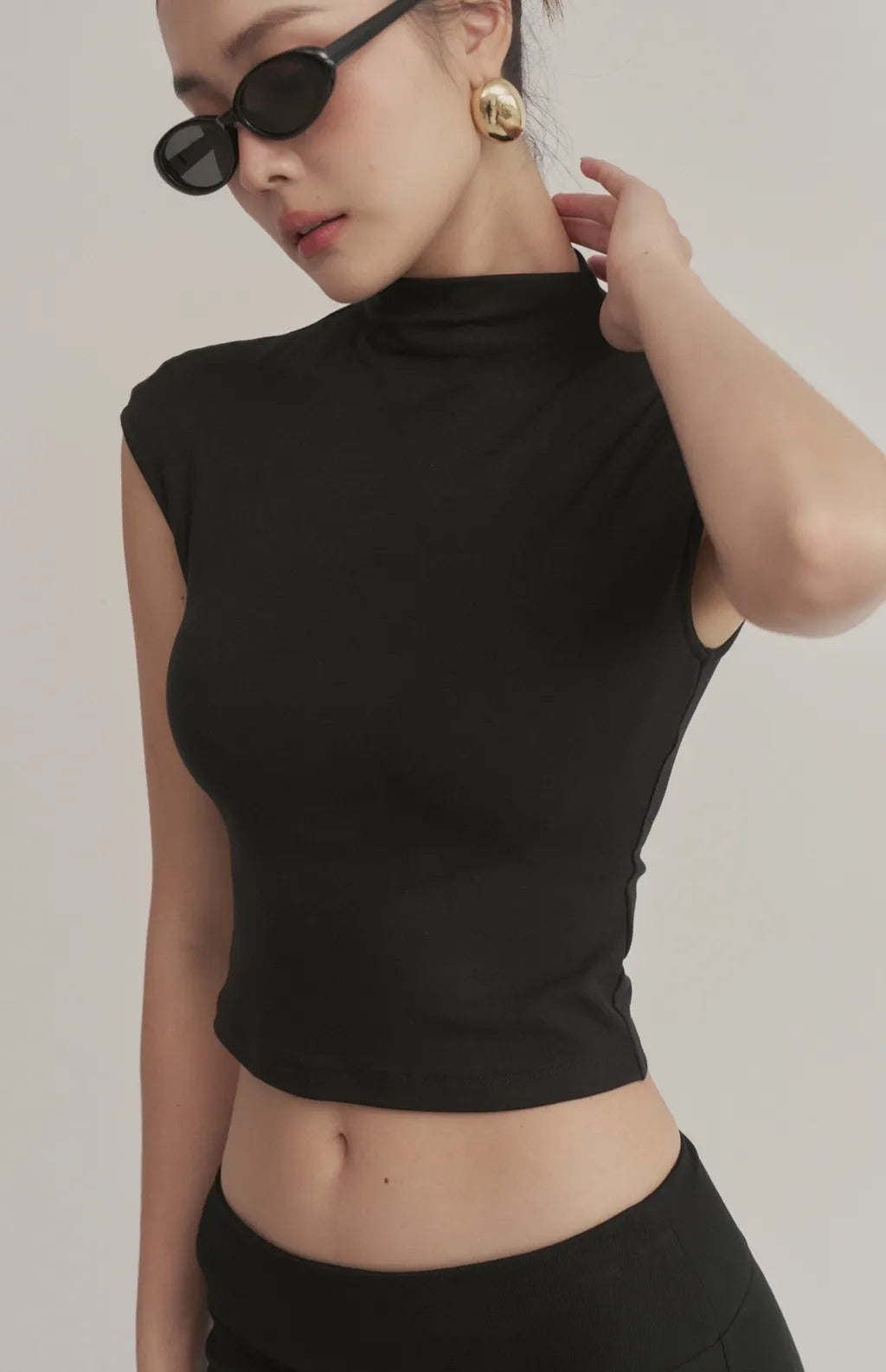 Soft Ribbed Mock-Neck Cap-Sleeve Crop Bra Top<br/>柔彈羅紋高領包肩Bra Top
