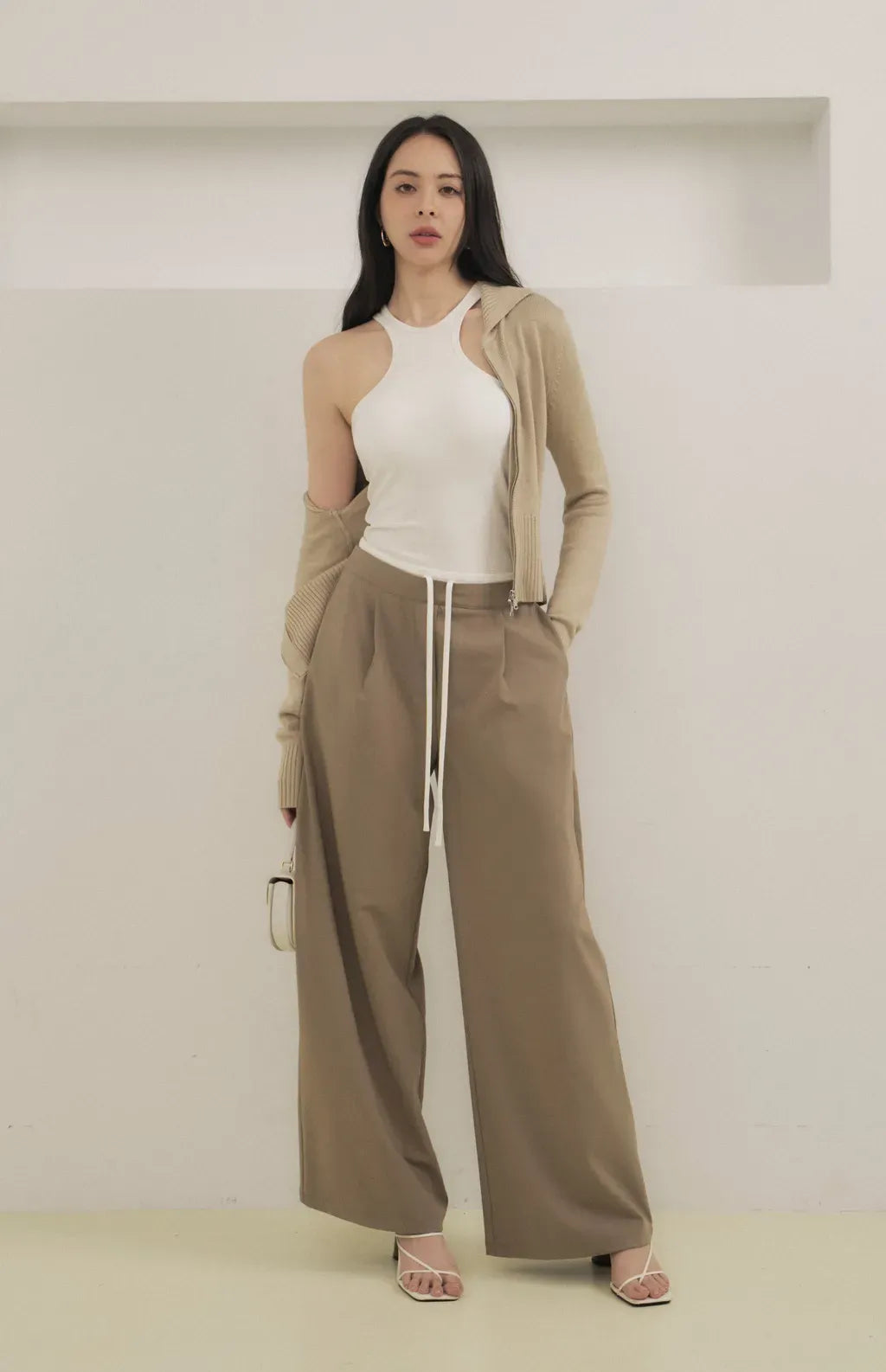 Drawstring Flared Chino<br/>抽繩撞色落地西裝褲