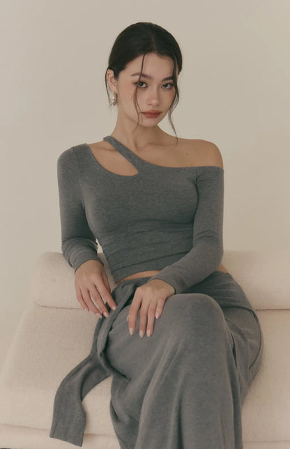 Cozy Wool-Blend One Shoulder Long Sleeve Bra Top<br/>羊毛暖絨不對稱簍空長袖Bra Top