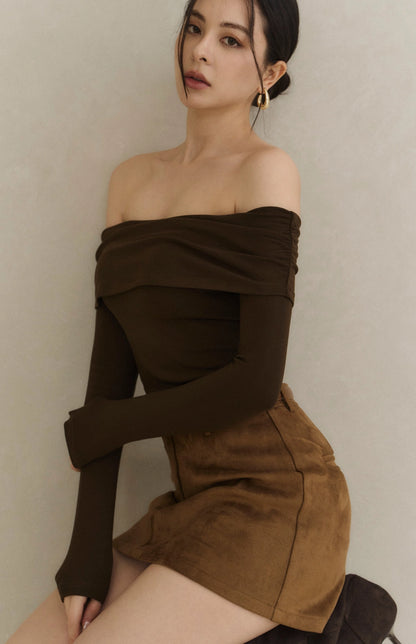 Draped Off-Shoulder Side-Ruched Sueded Bra Top<br/>平口翻領側抓皺磨毛長袖Bra Top