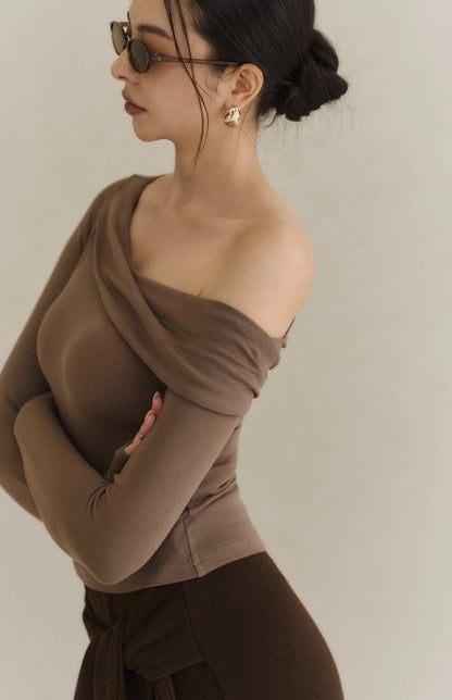 Asymmetric Sueded Long-Sleeve Bra Top<br/>不對稱斜肩修身磨毛長袖Bra Top