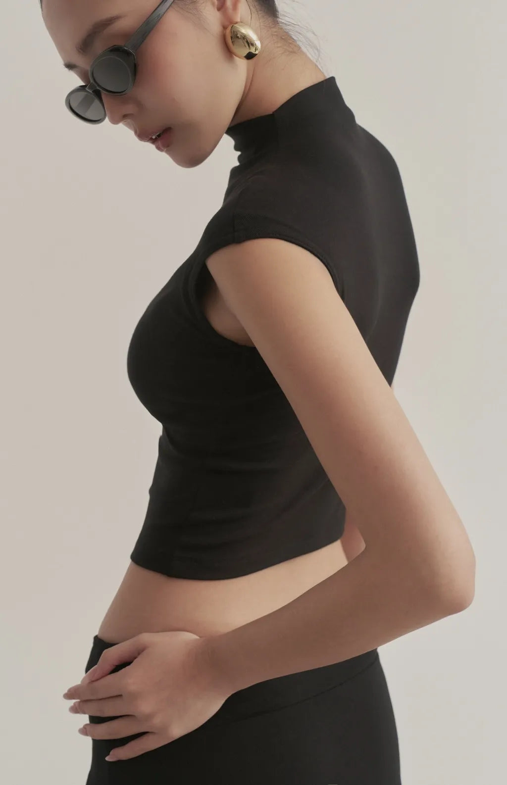 Soft Ribbed Mock-Neck Cap-Sleeve Crop Bra Top<br/>柔彈羅紋高領包肩Bra Top