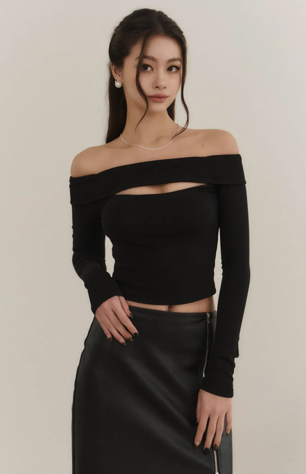 Off-Shoulder Cut-Out Long Sleeve Bra Top<br/>露肩一字領簍空長袖Bra Top