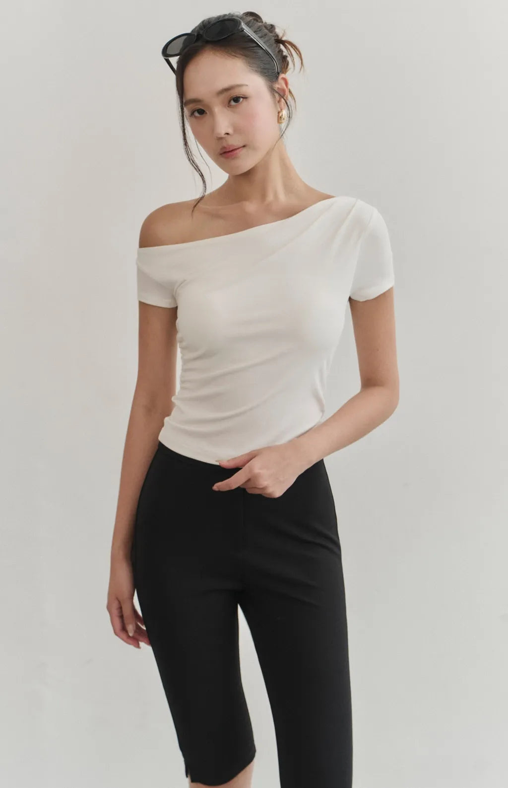 High-Waist Stretch Side-Slit Capri Shorts<br/>高腰彈力修身開岔Capri褲