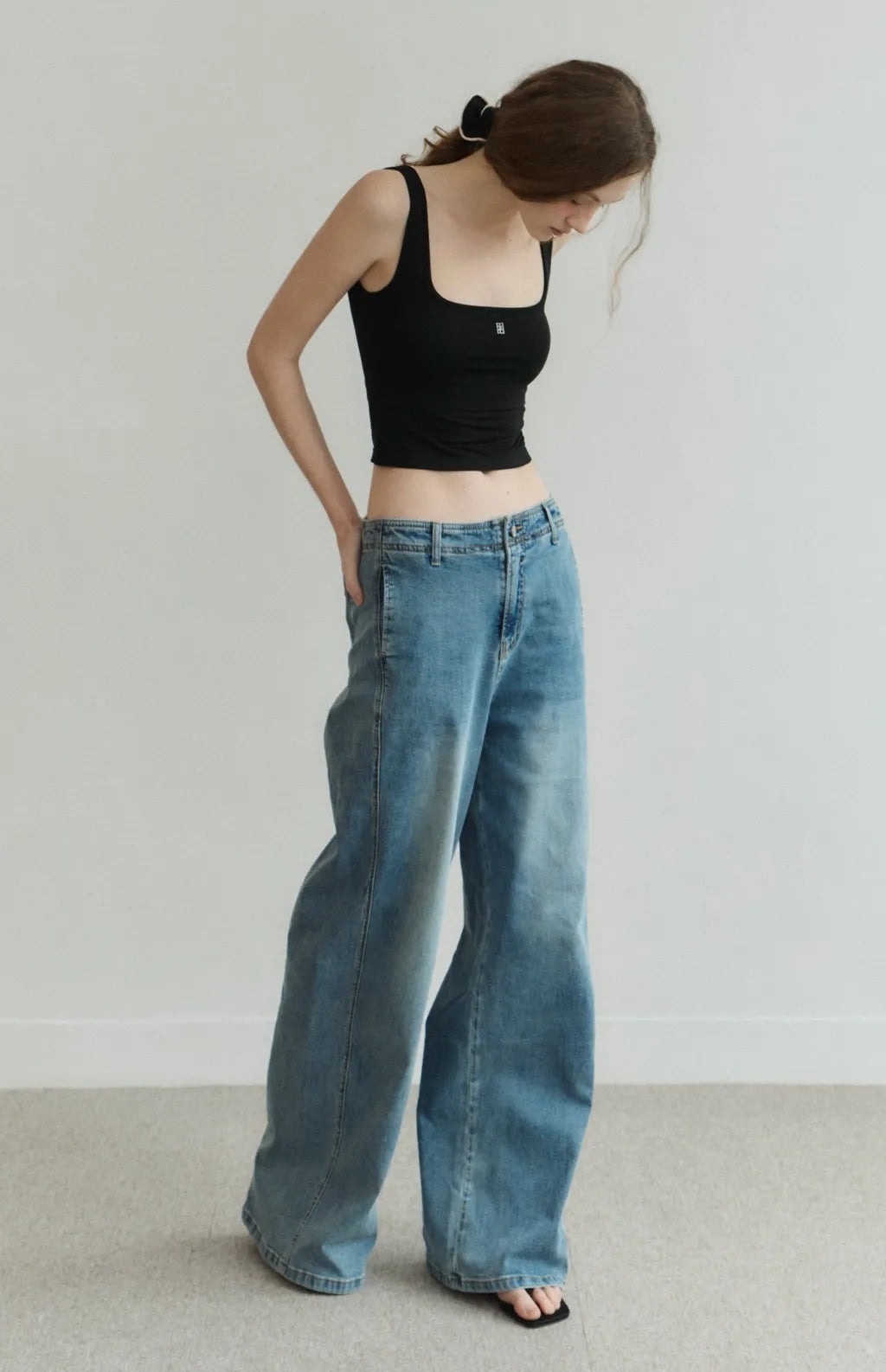Barely-There Square-Neck Bra Top<br/>輕裸寬肩方領品牌刺繡Bra Top